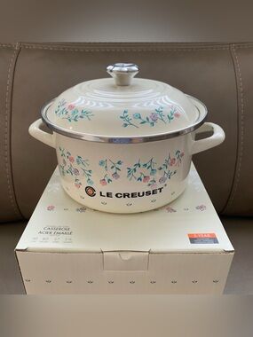 BNIB Le Creuset Petite Fleur Collection Enamel on Steel Casserole 20cm cream